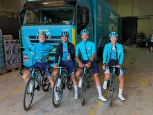 Анасы мен оның кішкентай ұлы лесбиянканың секс видеосы Жаңа қызыл телпек порно